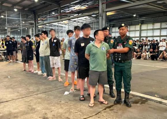  中柬联合执法，327名中国公民包机遣返